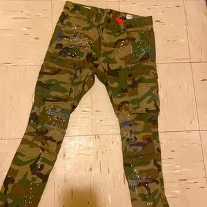 Camouflage skinny jeans branded by smoke rise